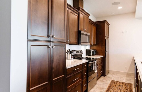 Southeast Kelowna House | Large Cozy Luxurious Home