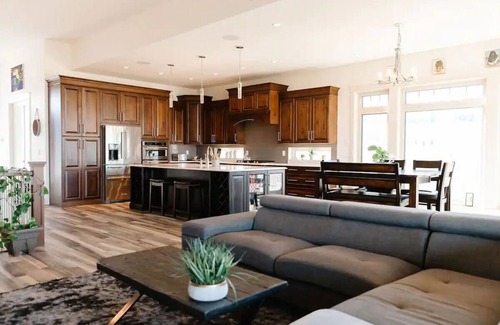 Southeast Kelowna House | Large Cozy Luxurious Home