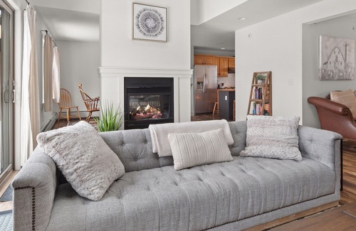 Stowe Area Condo | Large deck, condo pool!