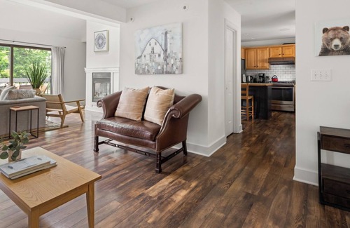 Stowe Area Condo | Large deck, condo pool!