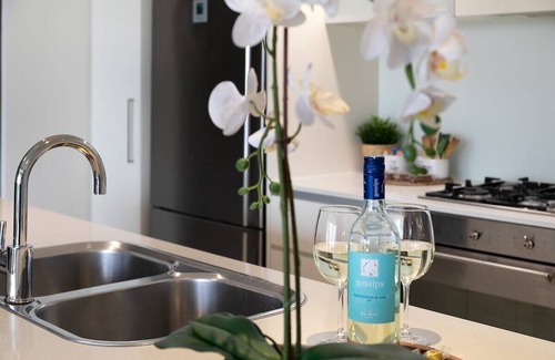 Brisbane Central Business District Apartment | Large Family Apartment|Amazing River & City Views