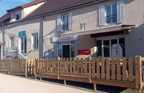 Louroux-de-Bouble Cottage | Large family cottage with terrace, pet-friendly in Louroux