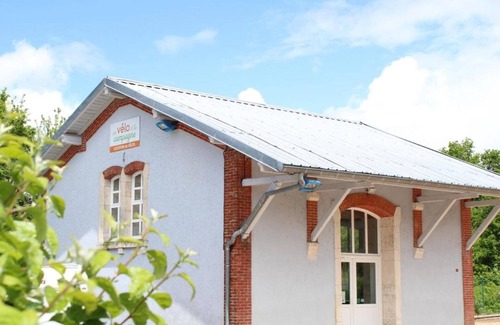 Louroux-de-Bouble Cottage | Large family cottage with terrace, pet-friendly in Louroux