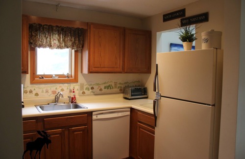 North Conway House | Large Family Townhome, AC, Great WiFi, Pool, Game Room, Grill, & Screened Porch