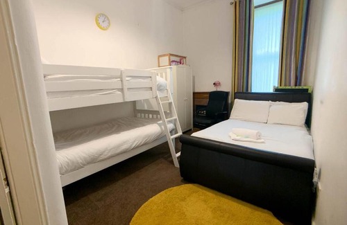 Pollokshields House | Large Glasgow South Family Home - Free Parking