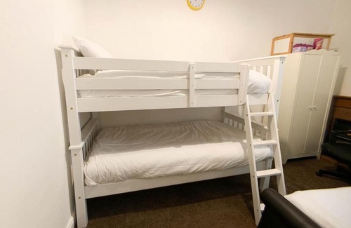 Pollokshields House | Large Glasgow South Family Home - Free Parking