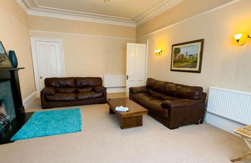 Pollokshields House | Large Glasgow South Family Home - Free Parking