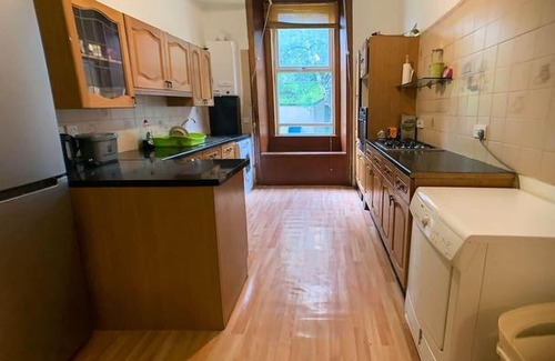 Pollokshields House | Large Glasgow South Family Home - Free Parking