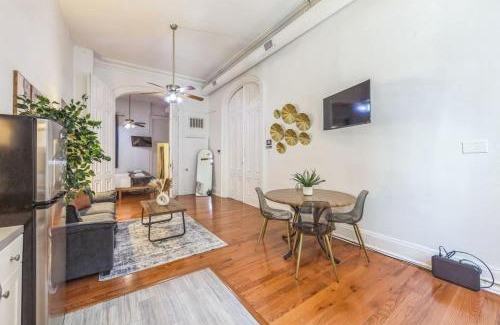 Center City West Apartment | Large Historical Center City 1BR that Sleeps 4