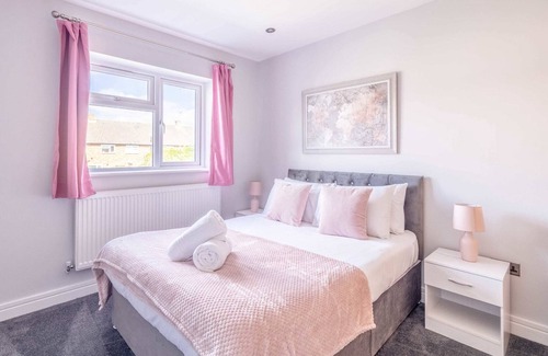 Langley Marish House | LARGE HOME - 4 BED/3 BATH & DRIVEWAY PARKING