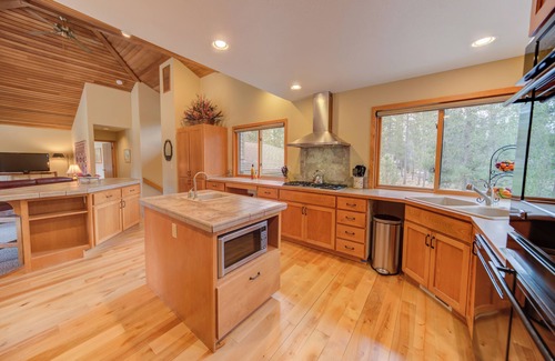 Sunriver House | Large home on Meadows golf course, HT 10 SHARC, AC, outdoor seating location!
