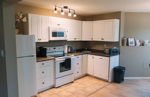 Red Deer House | Large house - 1600 sq ft, Large Acreage - 3 minutes south of Red Deer Alberta