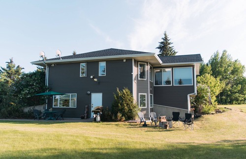 Red Deer House | Large house - 1600 sq ft, Large Acreage - 3 minutes south of Red Deer Alberta