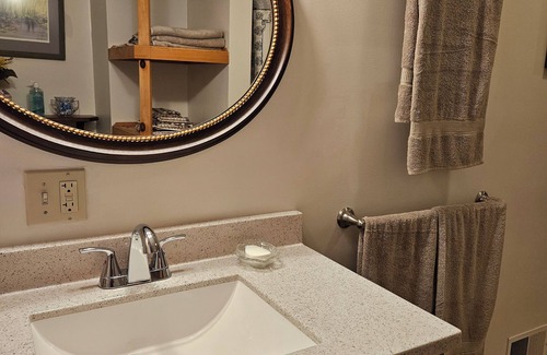 Sidney Center House | Large House, 2 Family Units, Sleeps13, 25 min to Oneonta, 50 min to Cooperstown