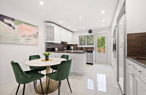 Cote-Saint-Luc House | Large House Private Terrace |Sleeps 16|3bath|