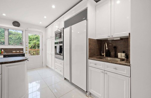 Cote-Saint-Luc House | Large House Private Terrace |Sleeps 16|3bath|