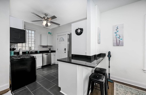 Cleveland House | Large House| Turquiose | upto 16 guests!