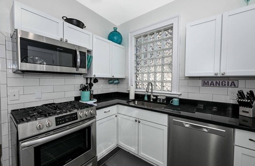 Cleveland House | Large House| Turquiose | upto 16 guests!