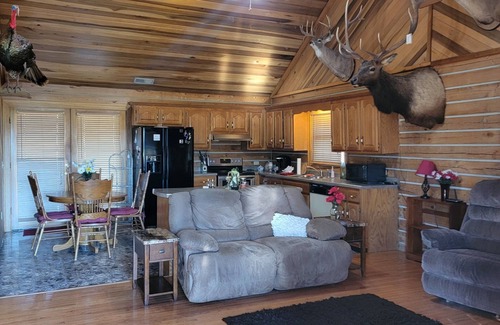 Big Rock House | Large Log Cabin Minutes From Lake Barkley and Land Between the Lakes Cadiz, KY