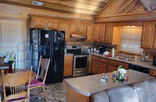 Big Rock House | Large Log Cabin Minutes From Lake Barkley and Land Between the Lakes Cadiz, KY