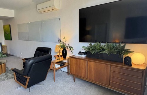 Braddon Condo | Large Midnight Studio 3, with MCM vibe, in the heart of town