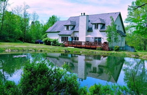 Liberty House | Large Modern Country Home with Pond and Hot tub
