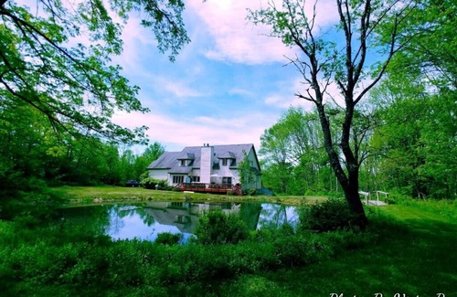 Liberty House | Large Modern Country Home with Pond and Hot tub