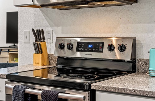 Dayton Triangle Apartment | Large & Modern Home Base | King Beds