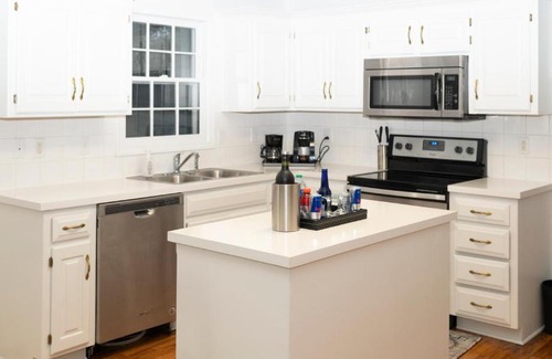 Olathe House | LARGE NEW HOME 4BR 3 Bath - PRIVATE ENTIRE HOME - Free WIFi, FULLY FURNISHED