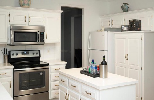 Olathe House | LARGE NEW HOME 4BR 3 Bath - PRIVATE ENTIRE HOME - Free WIFi, FULLY FURNISHED