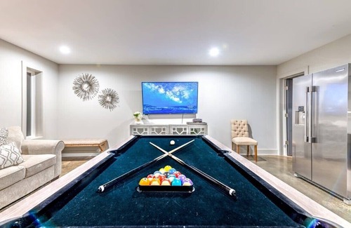 Berry Hill House | Large New Luxury Home! Skyline Views + HOT TUB!