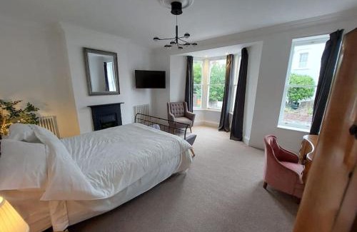 Southville House | Large newly refurbished house close to harbour