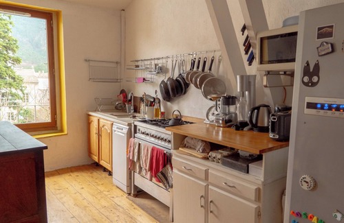 Die House | Large period house in the heart of town