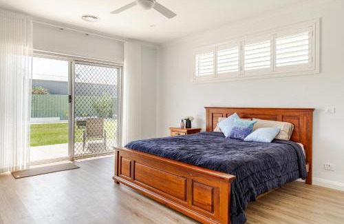 Shepparton North House | Large Premium Family Getaway with Centralised Heating