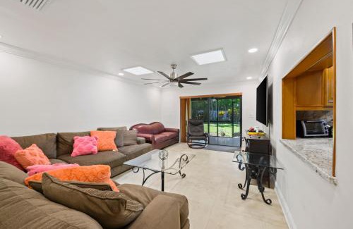 South Miami House | Large Private Room, Free Car Service, Walk to UM!