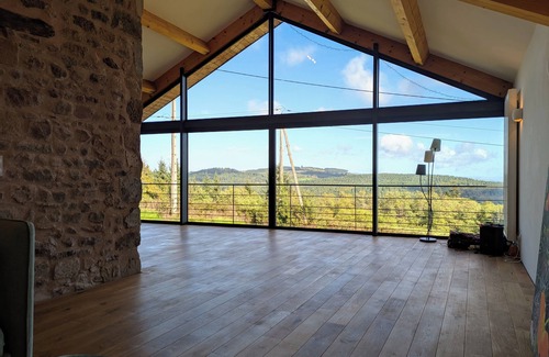 Chiddes House | Large, quiet gite with swimming pool and sublime view in the heart of the hills.