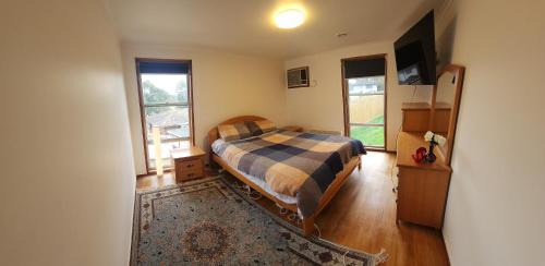 Jacana House | Large room Queen bed