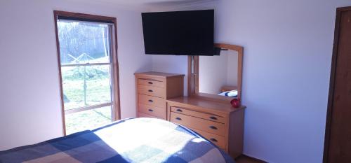 Jacana House | Large room Queen bed