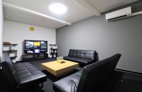 Minato House | Large scale There is a party room and theater ro - The Dutch/Osaka Ōsaka