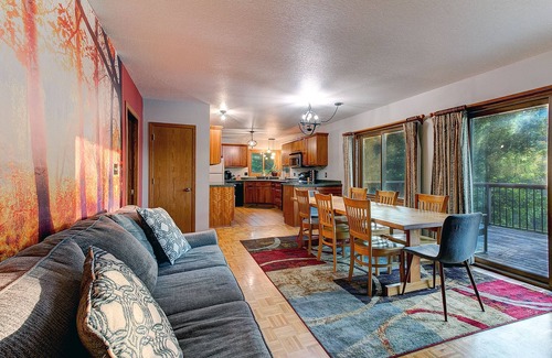 La Crosse House | Large Secluded Country Home Minutes from Town