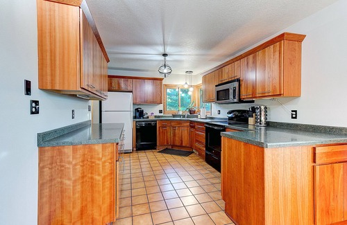 La Crosse House | Large Secluded Country Home Minutes from Town