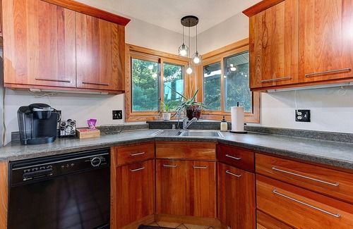 La Crosse House | Large Secluded Country Home Minutes from Town