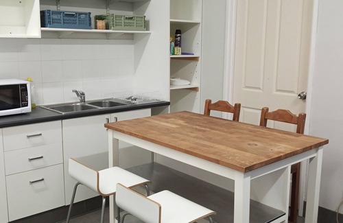 Cannon Hill Apartment | Large Self-Serviced Apartment, Opposite from Nature Reserve