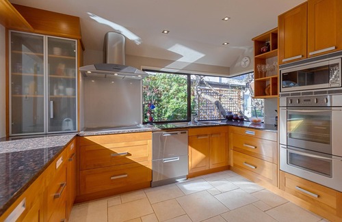 Queenstown House | Large Separate Dwelling With Panoramic Lake View 5min Walk to Queenstown Centre