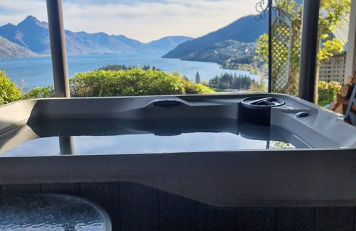 Queenstown House | Large Separate Dwelling With Panoramic Lake View 5min Walk to Queenstown Centre