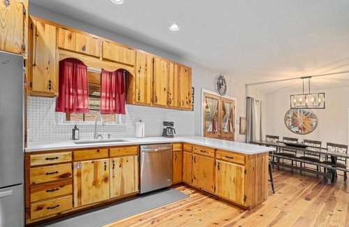 Emerson House | Large, Spacious Home near LakePoint and Lake Allatoona