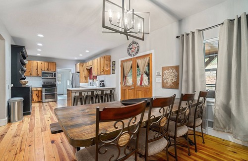 Emerson House | Large, Spacious Home near LakePoint and Lake Allatoona