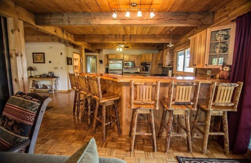 Ellsworth Cabin | Large, Spacious Log Cabin home in the White Mountains, Pet friendly!