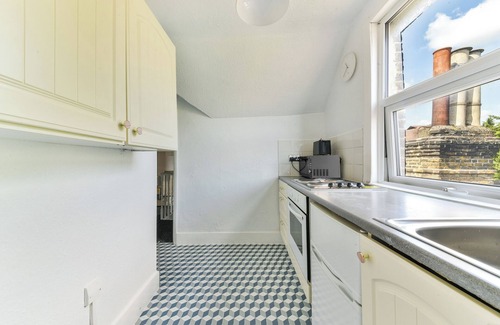 Bensham Manor Apartment | Large Thornton Heath Studio minutes from the station!