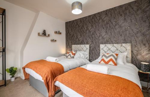Northampton Apartment | LARGE Town Centre Townhouse for Work and Leisure inc Private Parking